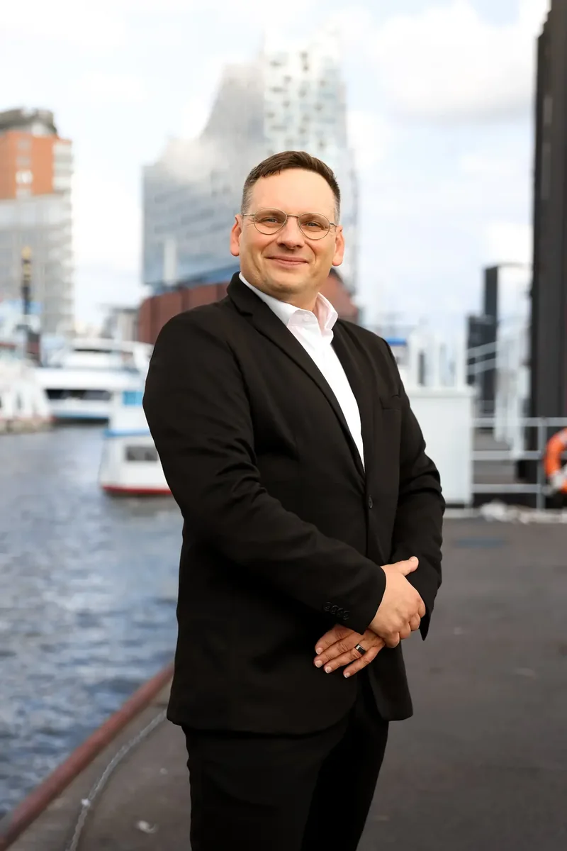 Robert Tünschel vor der Elbphilharmonie in Hamburg